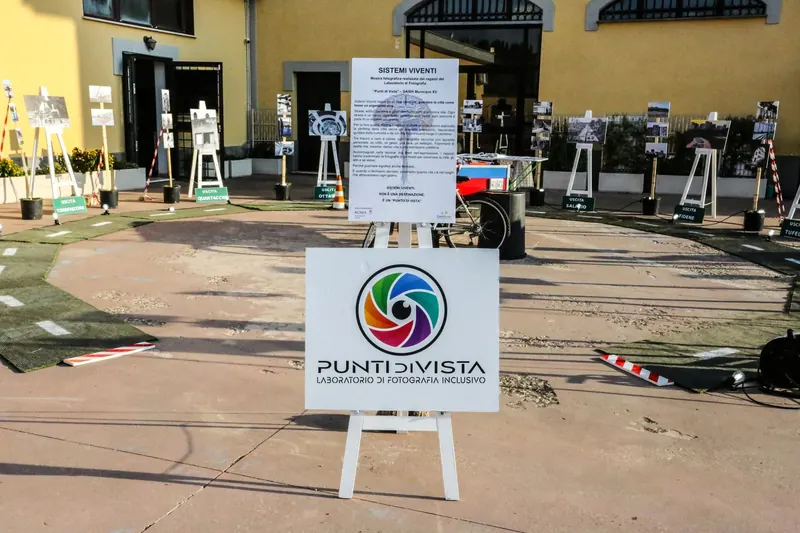 Il pannello di presentazione di Sistemi Viventi all'ingresso del percorso