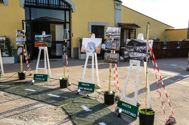 Cavalletti con le fotografie e i cartelli verdi delle uscite Tufello, San Basilio e Prenestino