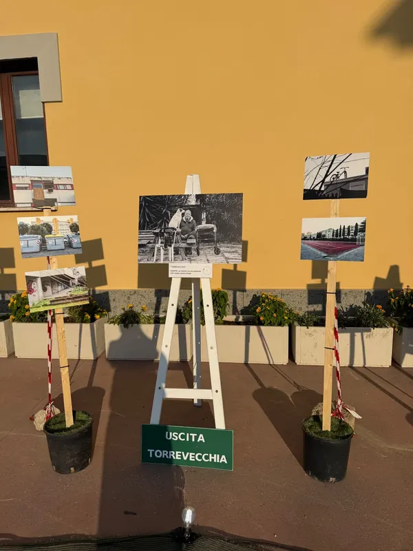 Le fotografie dell'uscita Torrevecchia, con al centro il ritratto in bianco e nero di un uomo con il suo cane
