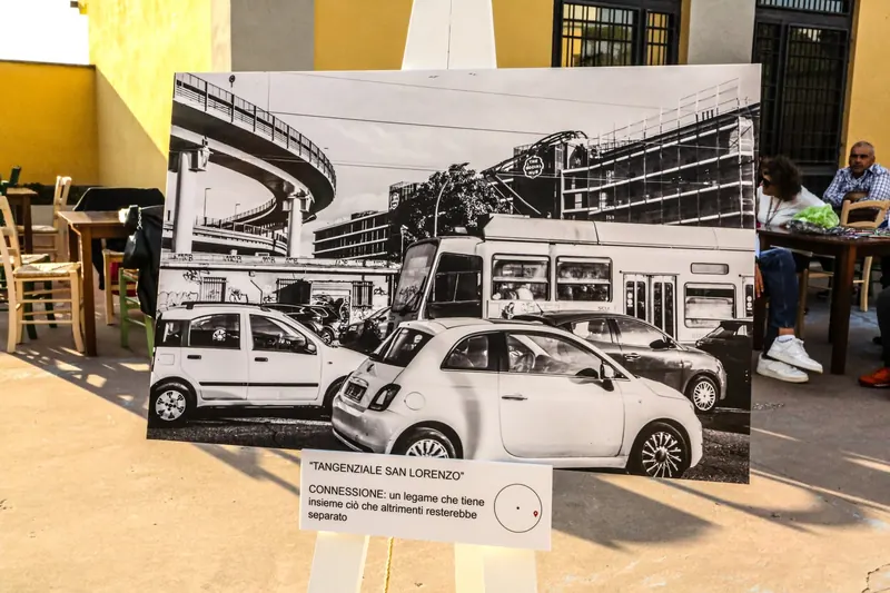Fotografia in bianco e nero di auto e tram sotto la tangenziale di San Lorenzo