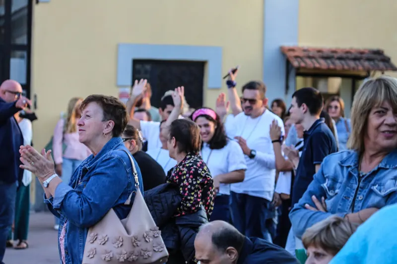 Il pubblico applaude durante l'inaugurazione